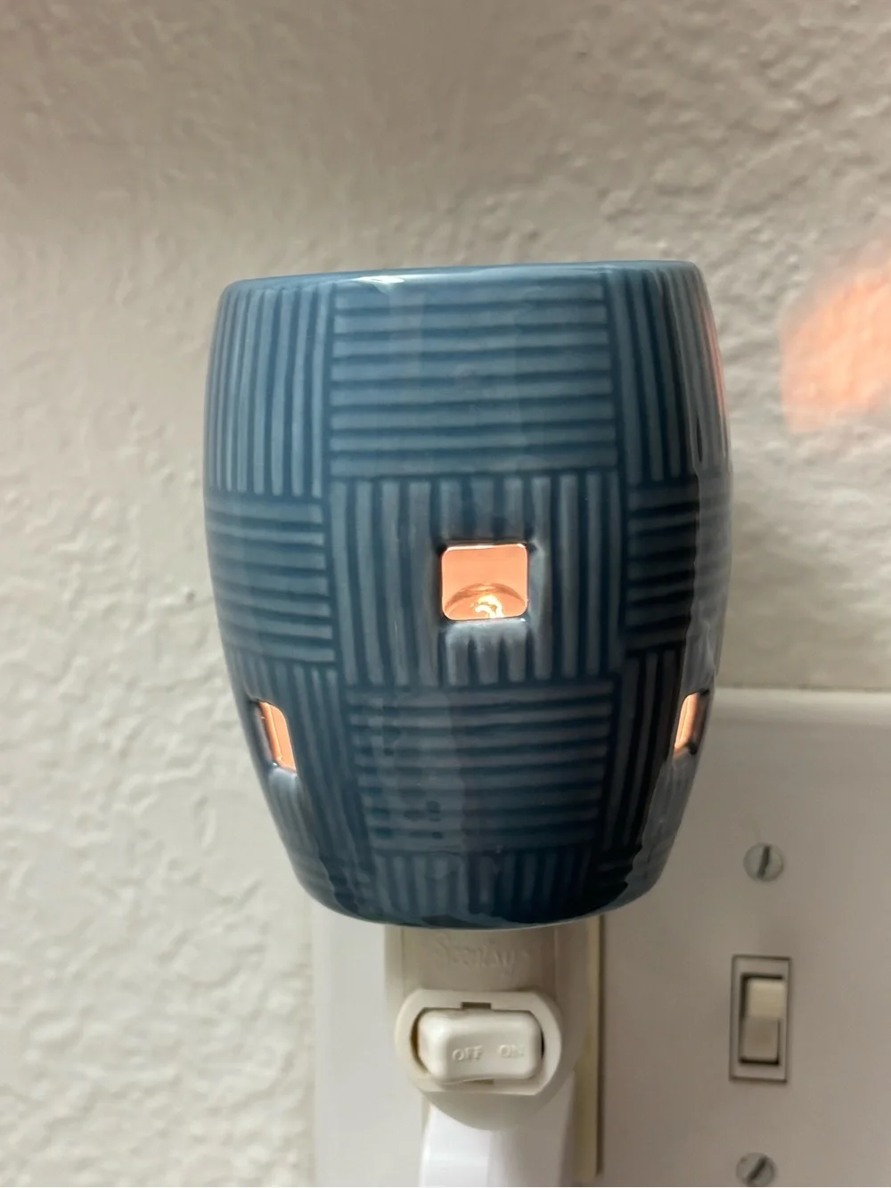 Scentsy Ceramic Plug-In Wax Warmer - Red or Blue